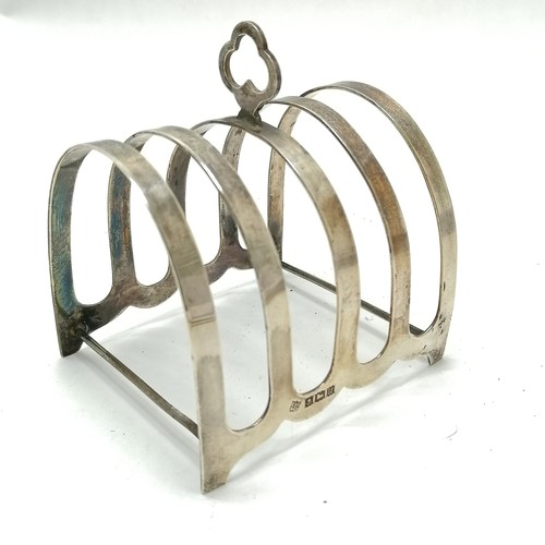 821 - 1969 silver toastrack by Charles S Green & Co Ltd - 8.2cm x 9cm high & 63g - slight distortion