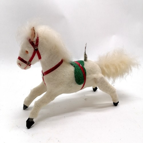 104 - Vintage white felt wind up horse with fur mane and tail 21cm long x 15cm high- in good condition and... 