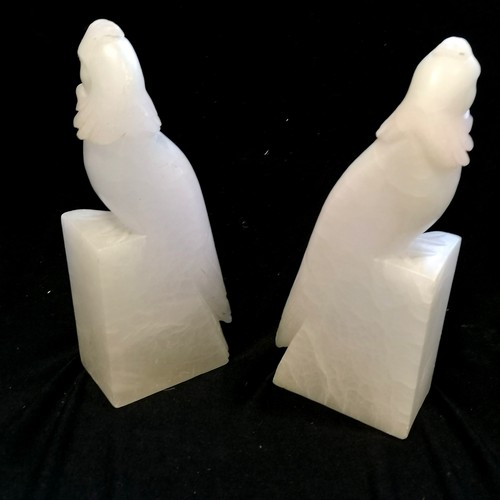 109 - Pair of Art Deco alabaster parrot bookends 21cm high- 1 has damage to the head