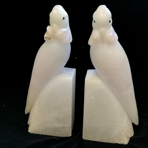 109 - Pair of Art Deco alabaster parrot bookends 21cm high- 1 has damage to the head