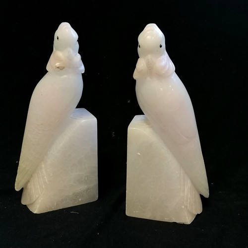 109 - Pair of Art Deco alabaster parrot bookends 21cm high- 1 has damage to the head