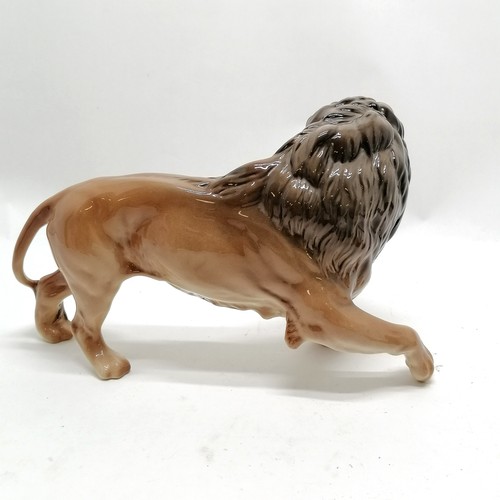 110 - Large Beswick male snarling lion figure 26cm long x 17cm high - No obvious damage