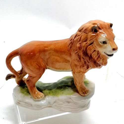 116 - Cast metal gold painted figure of a lion 23cm long, pair of metal lions, Felis Leo ceramic lion and ... 