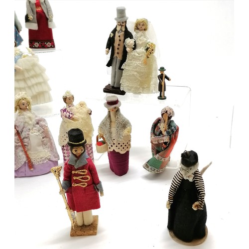 172 - Qty of vintage peg dolls inc mouse, mother with child, peddlar, bride and groom etc - tallest 12.5cm