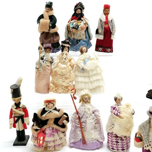 172 - Qty of vintage peg dolls inc mouse, mother with child, peddlar, bride and groom etc - tallest 12.5cm