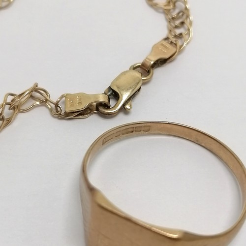 500 - 9ct hallmarked gold signet ring - size X t/w 9ct marked gold neckchain (broken) - 8.6g total weight ... 