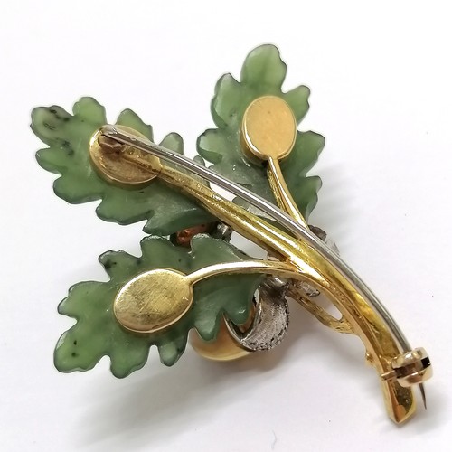 501 - Antique unmarked gold (touch tests as 9ct & 18ct) oak leaf spray brooch with jade leaves & amber aco... 