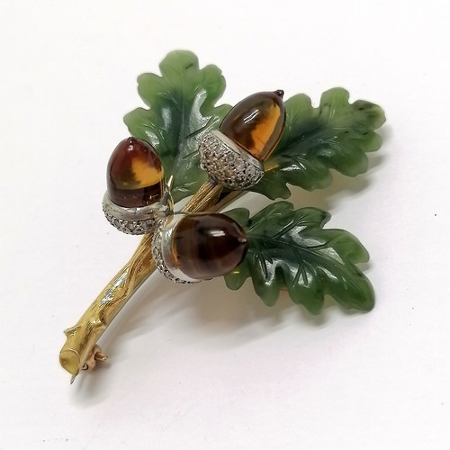 501 - Antique unmarked gold (touch tests as 9ct & 18ct) oak leaf spray brooch with jade leaves & amber aco... 