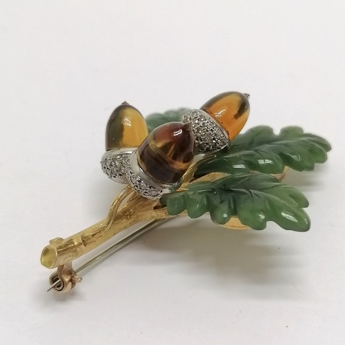 501 - Antique unmarked gold (touch tests as 9ct & 18ct) oak leaf spray brooch with jade leaves & amber aco... 