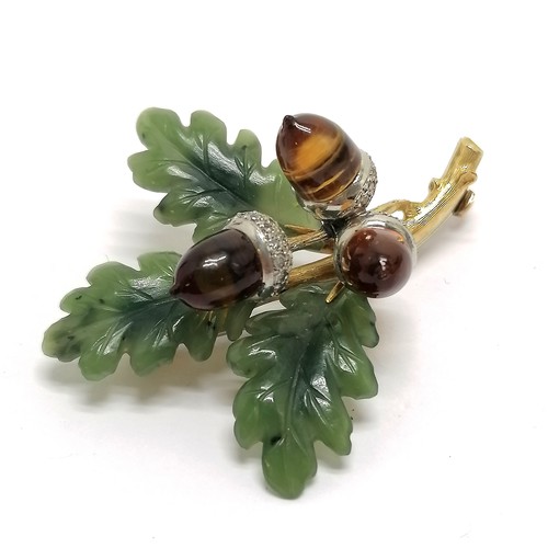 501 - Antique unmarked gold (touch tests as 9ct & 18ct) oak leaf spray brooch with jade leaves & amber aco... 