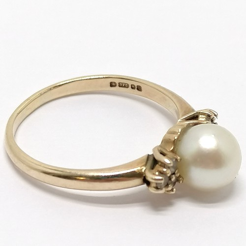 506 - 9ct hallmarked gold pearl and diamond shoulder set ring size O t/w matched 9ct hallmarked gold pearl... 