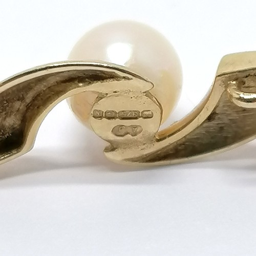 506 - 9ct hallmarked gold pearl and diamond shoulder set ring size O t/w matched 9ct hallmarked gold pearl... 
