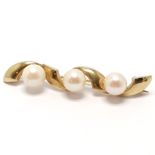 506 - 9ct hallmarked gold pearl and diamond shoulder set ring size O t/w matched 9ct hallmarked gold pearl... 