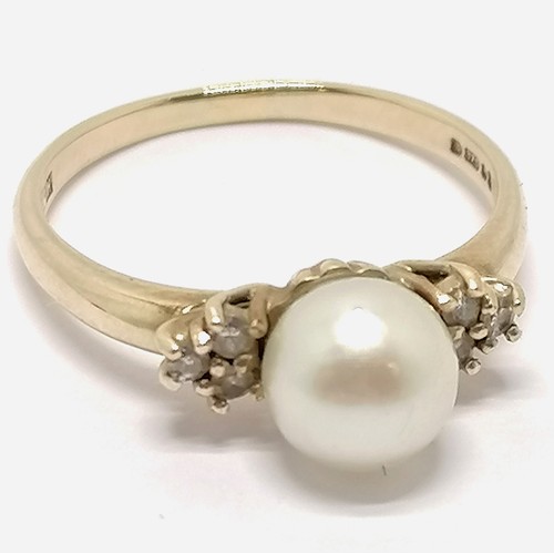 506 - 9ct hallmarked gold pearl and diamond shoulder set ring size O t/w matched 9ct hallmarked gold pearl... 