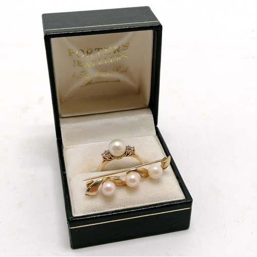 506 - 9ct hallmarked gold pearl and diamond shoulder set ring size O t/w matched 9ct hallmarked gold pearl... 