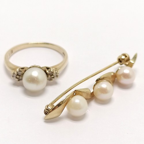 506 - 9ct hallmarked gold pearl and diamond shoulder set ring size O t/w matched 9ct hallmarked gold pearl... 