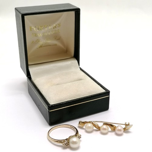 506 - 9ct hallmarked gold pearl and diamond shoulder set ring size O t/w matched 9ct hallmarked gold pearl... 