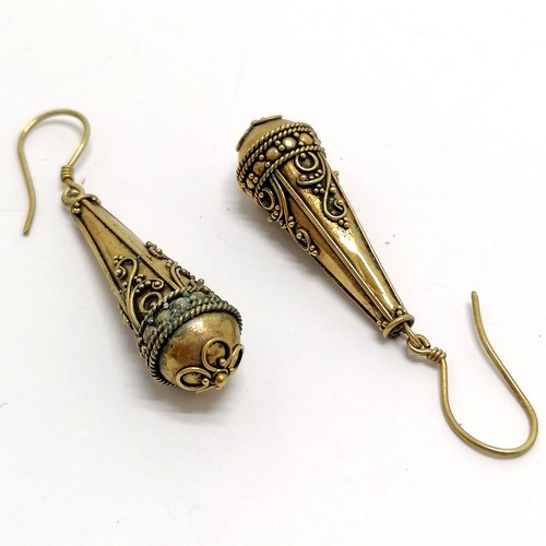 513 - Antique pair of unmarked etruscan style earrings - 5.5cm drop with no obvious damage