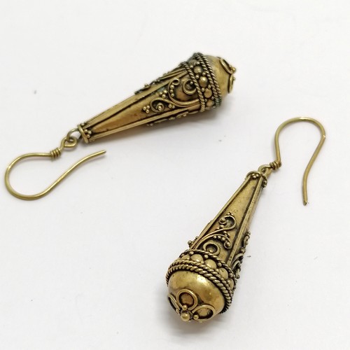 513 - Antique pair of unmarked etruscan style earrings - 5.5cm drop with no obvious damage