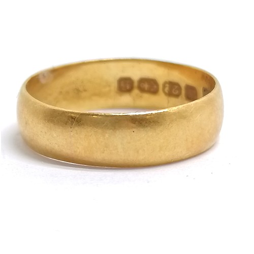 514 - 22ct hallmarked gold band ring - size J & 2.7g