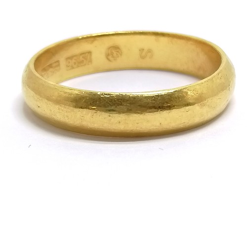 525 - Chinese 96.5% marked gold band ring - size T½ & 7.6g