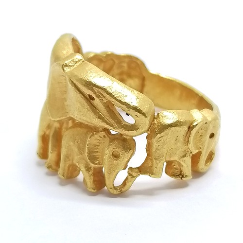 526 - Asian 96.5% marked gold ring with interlocked 4 elephant detail - size M & 9.6g