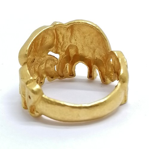 526 - Asian 96.5% marked gold ring with interlocked 4 elephant detail - size M & 9.6g