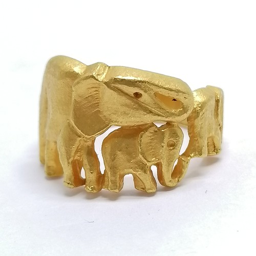 526 - Asian 96.5% marked gold ring with interlocked 4 elephant detail - size M & 9.6g