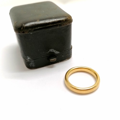 528 - Antique 18ct hallmarked gold band ring in original retail box - size K & 5.7g