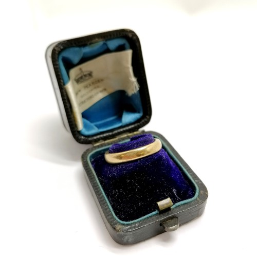 528 - Antique 18ct hallmarked gold band ring in original retail box - size K & 5.7g