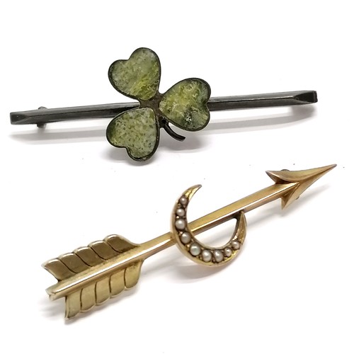 529 - Unmarked gold arrow design brooch set with pearl (4.5cm & 1.9g - has metal pin) t/w sterling silver ... 