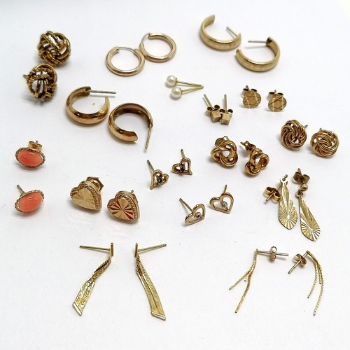 720 - 16 x gold pairs of earrings (some unmarked) inc coral, knot, heart shaped, half hoops etc - 19.3g to... 