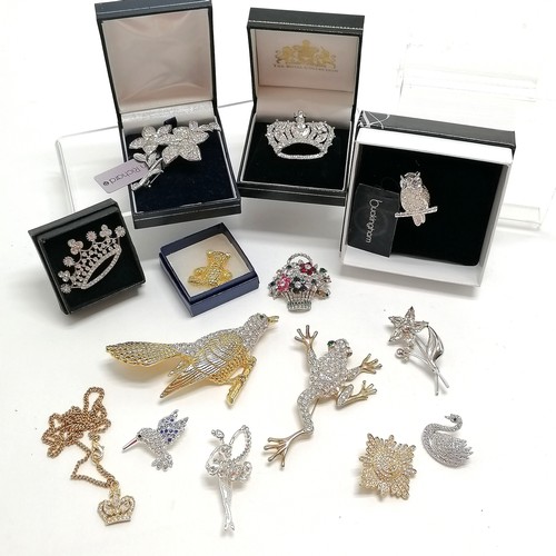 726 - Qty of costume brooches inc large scale frog (8.5cm), cuckoo (?), crowns, teddy bear etc - some boxe... 