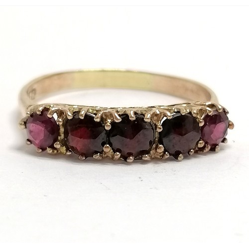 733 - Antique 9ct marked gold 5 stone garnet ring - size T & 2.5g total weight