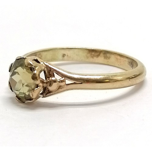735 - Unmarked gold yellow zircon stone set ring - size L & 2g total weight