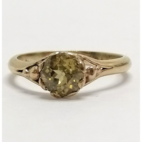 735 - Unmarked gold yellow zircon stone set ring - size L & 2g total weight