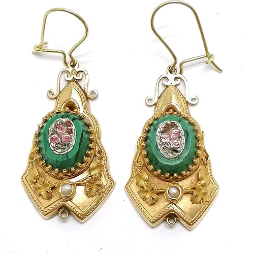 754 - Antique unmarked gold brooch & earrings set with micro mosaic panels mounted on green glass - brooch... 
