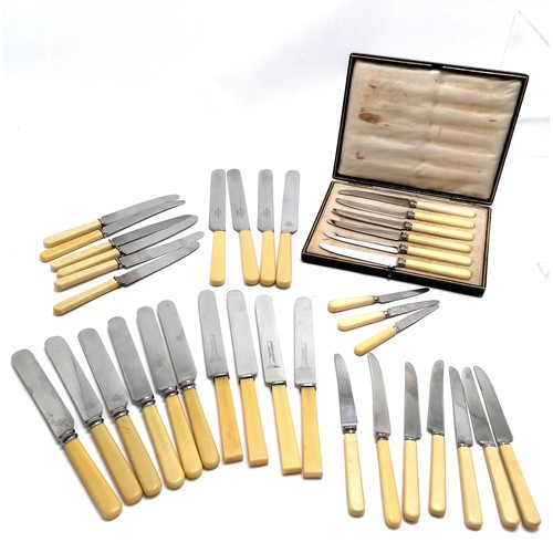441 - Boxed set of 6 tea knives T/w a quantity of various other knives