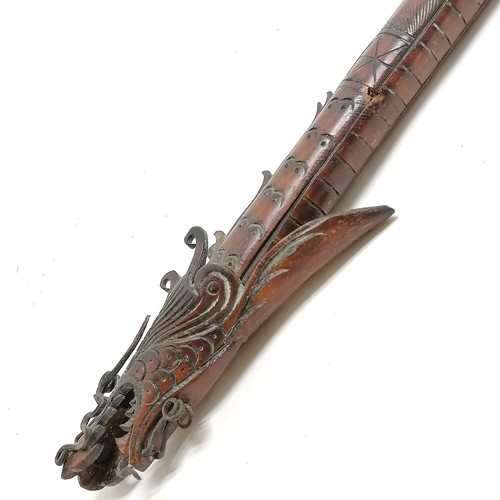 447 - Tribal blowpipe (74cm) in the form of a dragon in stained bone with 3 original darts