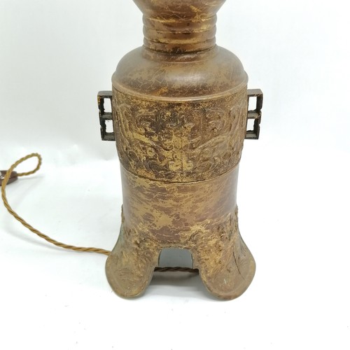 54 - Oriental / Chinese bronze lamp with gilt finish - 99cm high
