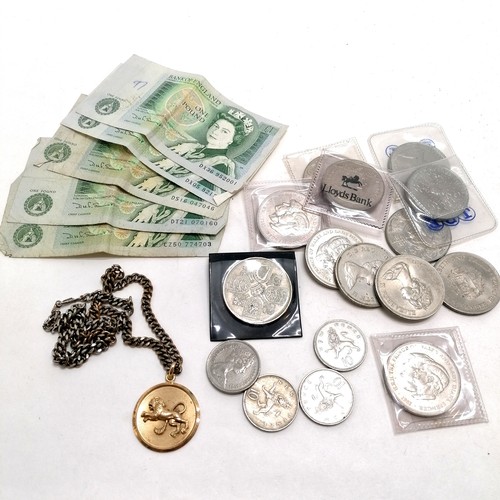 57 - Qty of crowns & 5 x Newton £1 notes t/w silver gilt lion pendant (3cm diameter) on metal chain