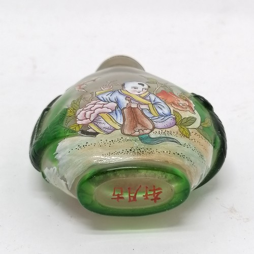 30 - Oriental snuff bottle with agate stopper & green carp decoration in relief to the sides & script to ... 