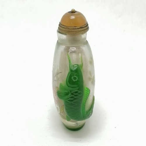 30 - Oriental snuff bottle with agate stopper & green carp decoration in relief to the sides & script to ... 