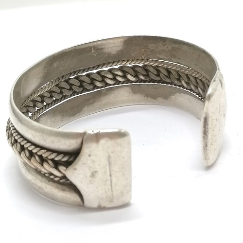 662 - Heavy gauge Egyptian silver hallmarked cuff bangle - 65.5g & 5.5cm across