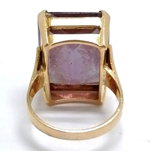 668 - Unmarked gold (touch tests as 14ct or higher) alexandrite stone set ring - size M & 11.8g total weig... 