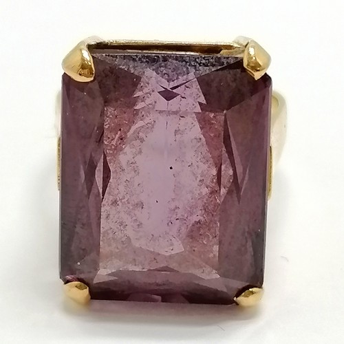 668 - Unmarked gold (touch tests as 14ct or higher) alexandrite stone set ring - size M & 11.8g total weig... 