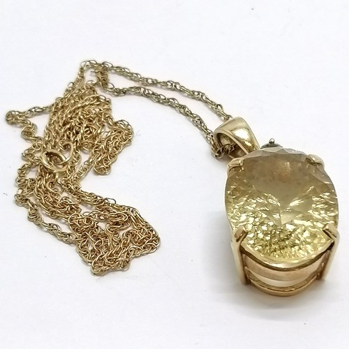 766 - 9ct hallmarked gold lemon citrine / peridot pendant on a 9ct marked gold 54cm chain ~ total weight 1... 