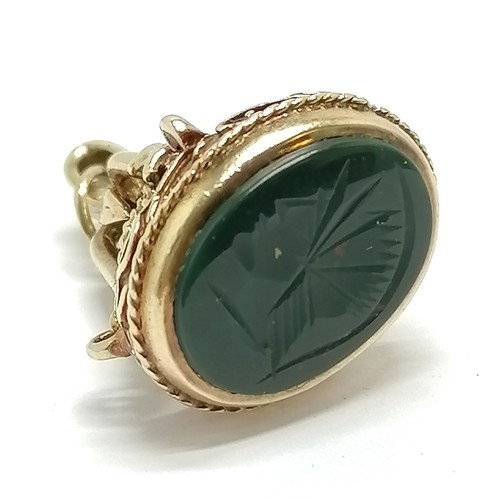 768 - 9ct hallmarked gold fob pendant set with bloodstone intaglio of a centurion - 2.5cm drop & 6g total ... 