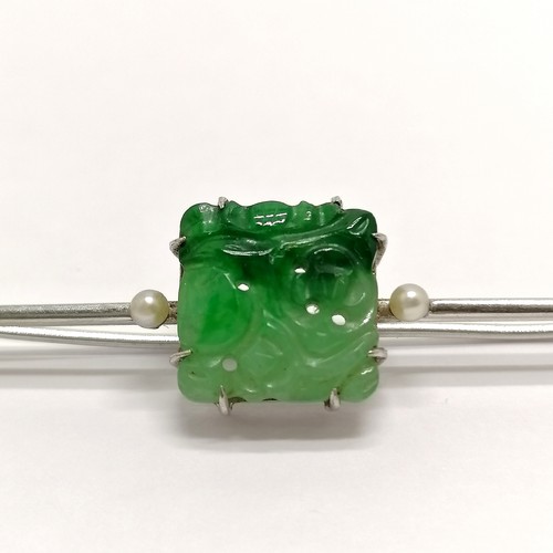 785 - 9ct marked white gold Chinese jade hand carved panel set brooch with pearl detail - 5.2cm & 3.1g tot... 