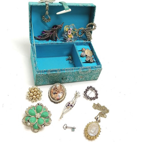 788 - Charles Horner key brooch with enamel detail, antique locket pendant 6cm drop, etc. in a blue fabric... 